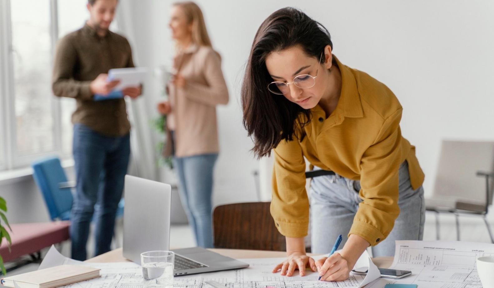 Profissional analisando gráficos financeiros e dados orçamentais